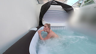 Hot Tubbing Hottie