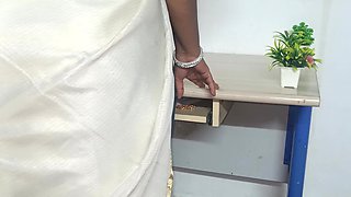 Malayali Aunty Fucking on Office Table with Her Manager