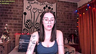 Cute amateur webcam teen girl toying pussy on webcam