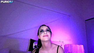 Tattooed us babe gives an impressive blowjob in point of view