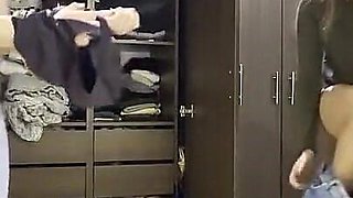 Dos Mujeres E Ponen Sus Ropa Del Gym, Tienen Una Lucha Libre Femenina De Culos Y Brazos.