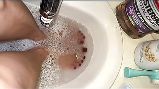 Melove Cleaning her Sexy Small Feet in the Bath