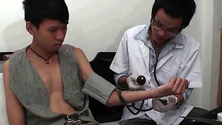 Nippon twink fucked by doctor at home