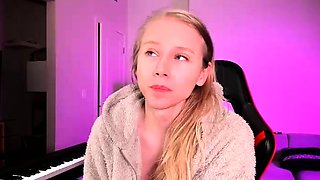 Amateur Blonde Teen Plays Solo with Toy Webcam Porn