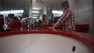 amateur blonde solo webcam