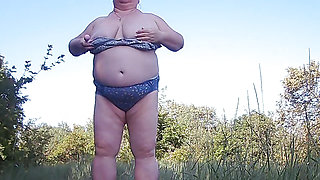 Mother-in-law undressed in the park and staged a public pissing