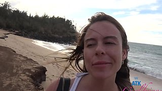Sexy babe Summer Vixen enjoys sucking a cock in the car