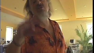 Porn Director Explains His Models What He Wants to See in His Movie "carpet Munching