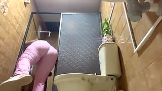 Amateur Cam Records Sexy Nurse in Waxing Center
