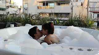Hot Sex in the Jacuzzi with Lynn Scream