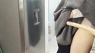 Sexo Lesbico Con La Hermanastra De Mi Esposo En La Cocina Mientras Prepara El Desayuno Y Mi Esposo Esta En La Habitacion