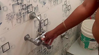 Aunty bathing viral video