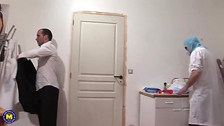 Double Fisted At The Gynecologist - MatureNl