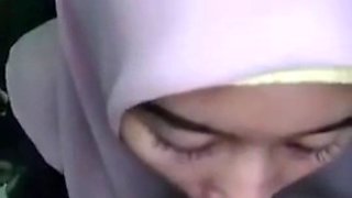 Chick in hijab gives good blowjob