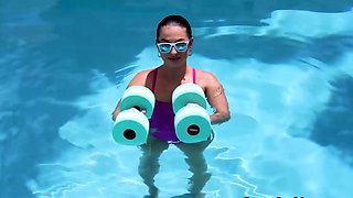 Oiled hottie blows personal trainer outside by the pool