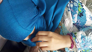 Arab woman in hijab sucks her perverted neighbor's black cock after he shows it to her on the balcony