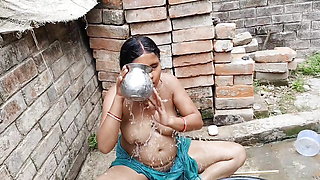 Village Desi Bhabhi sucked Sammy Land while bathing and took out goods on her books
