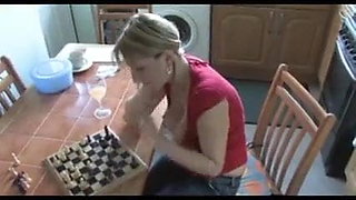 No jogo de xadrez deixou os mamilos aparecer