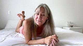 Amateur mature milf giving a handjob lesson