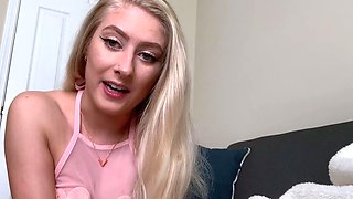 Cumshot amateur MILF suck and jerks dude in the bedroom