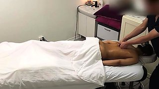 Masseur rams an amateur ass in a massage parlor