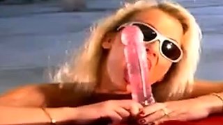 Blond svensk tjej onanerar solo