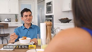 Jordi enp heads to meet his father for the first ever time and gets a footjob from his stepmother Luna Star - brazzers