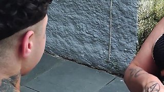 Madrasta Seduz Seu Entiado Com Sua Bunda Enorme Na Frente Do Amigo