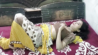 Desi hot bhabhi ka sharee utat ke pel diya