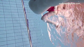 Underwater swimming teenie Lenka gets naked