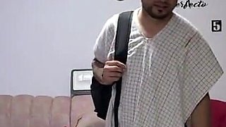 Campesino Se Folla a Una Vaca Que Se Encuentra En Su Cuarto.