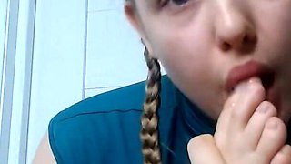 Lick Finger Feet While Make Ahegao!