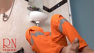 Housewife Without Panties Seduces Plumber When He Fixing Toilet C2