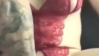 MILF Le Encanta Que Le Froten Su Gran Clitoris Y Que Le Agan Correrse