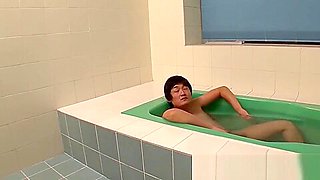 Japanese hottie gets fucked and creampied in the bath