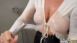 Bangbros - fortunate step son Juan Loco seduces his hot step mummy Elana Bunnz while nobody else is at home