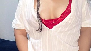 Debora Mendes brinca de tirar a roupa e quase mostra tudo