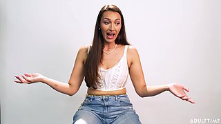 Bella Rolland teases her clit through her jeans