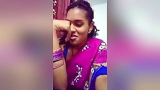 Cute girl in saree doing sefles.