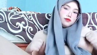 Masturbation of a Horny Jilbab Girl Causes Fluid to Come Out of Her Vagina Until It Is Wet