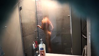 Pussy rubbing babe goes solo in shower play in hd