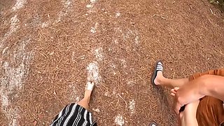 il me baise dans la voiture et dans un champ