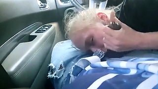 AMATEUR BLONDE SUCKING A BIG BLACK COCK IN A CAR