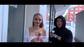 Hunt4k. sexy blonda doesn’t mind to have xxx with benefits in front of her bf