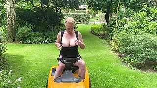 You Must See This! Mowing the Lawn While Sucking Dick with Sluttyshanna