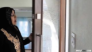 Muslim wifey takes the it guy's dick