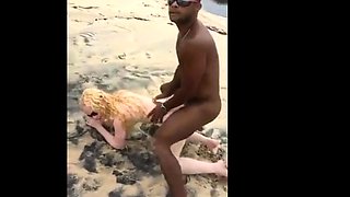 Sexo na Praia: Brasileiras Amadoras na Praia Suja