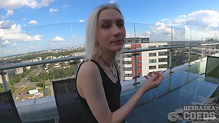 Blonde Masturbates Underwater in Hot Tub