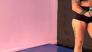 2 Hot Girls Grappling