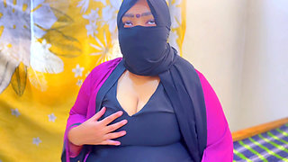 Irani Arab MILF Hot Stepmom Masturbation in Hotel Room and Hotel Guy Saw Her and He Start Handjob